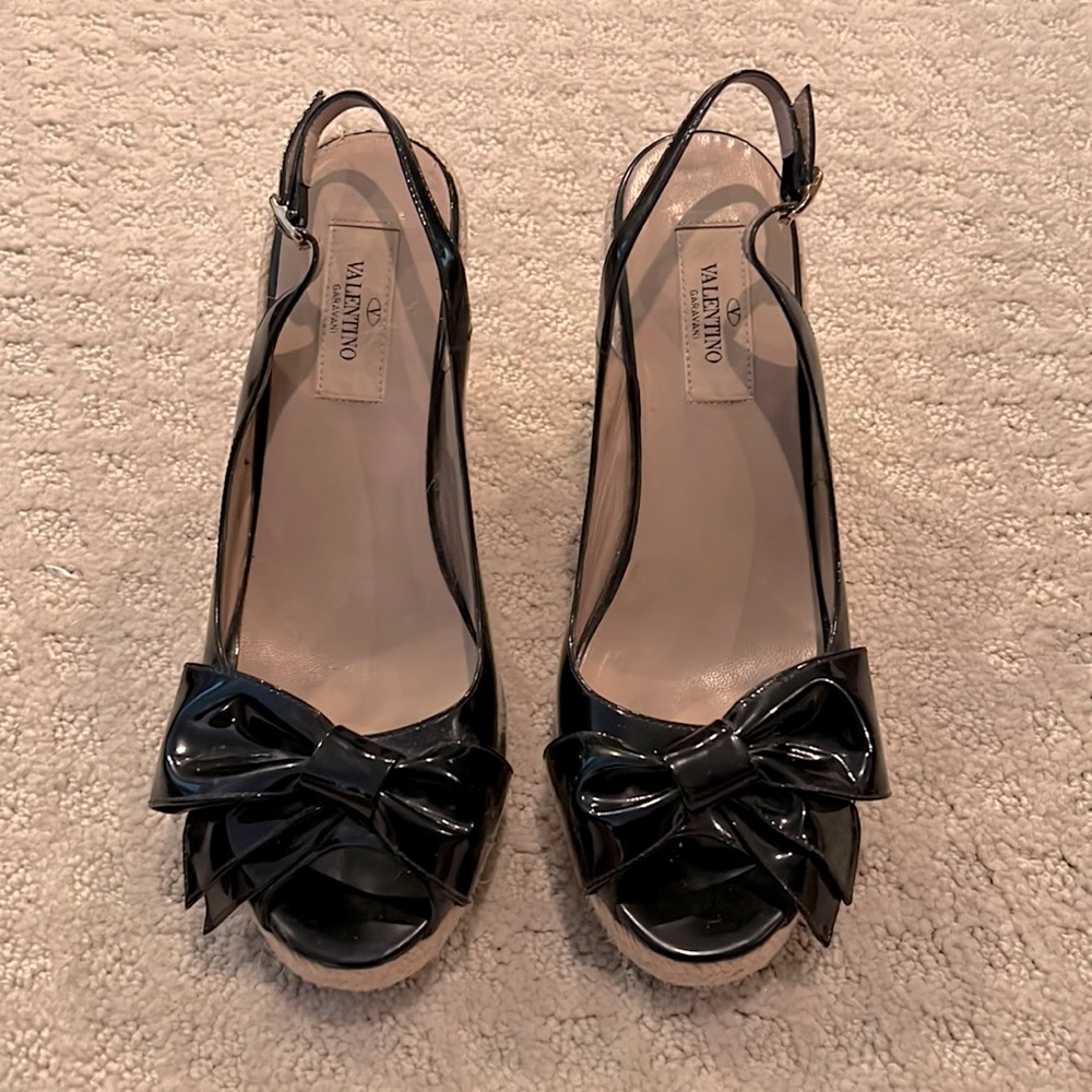 Valentino black bow patent leather sandals with braided natural heel